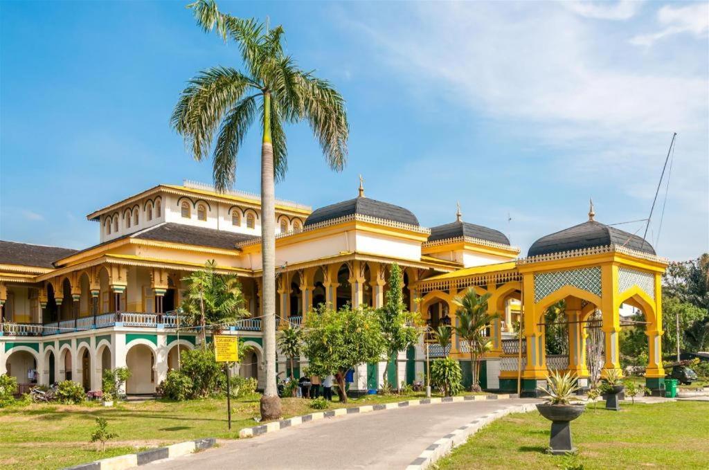 Oyo 1557 Bungas Guest House Medan Bagian luar foto