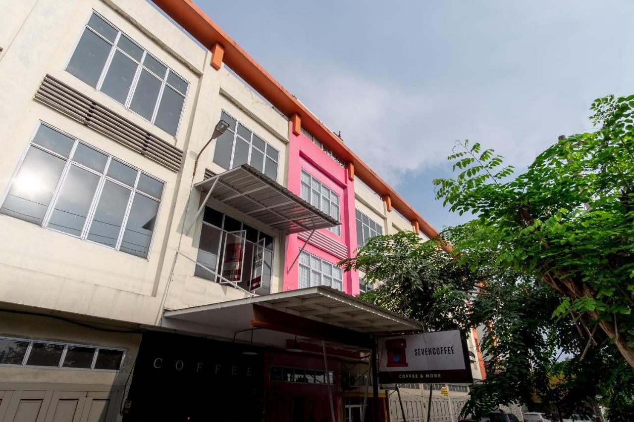 Oyo 1557 Bungas Guest House Medan Bagian luar foto