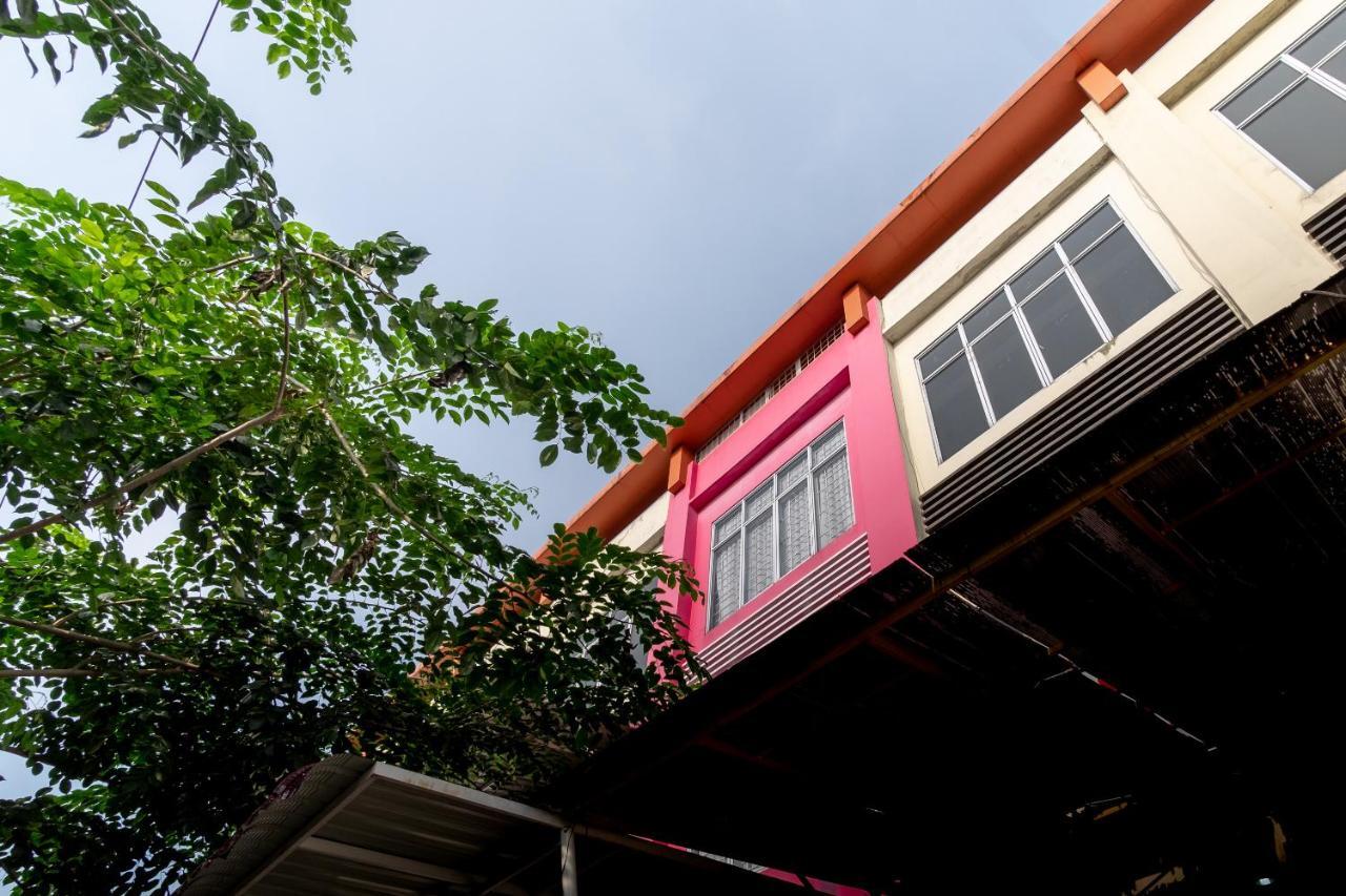 Oyo 1557 Bungas Guest House Medan Bagian luar foto