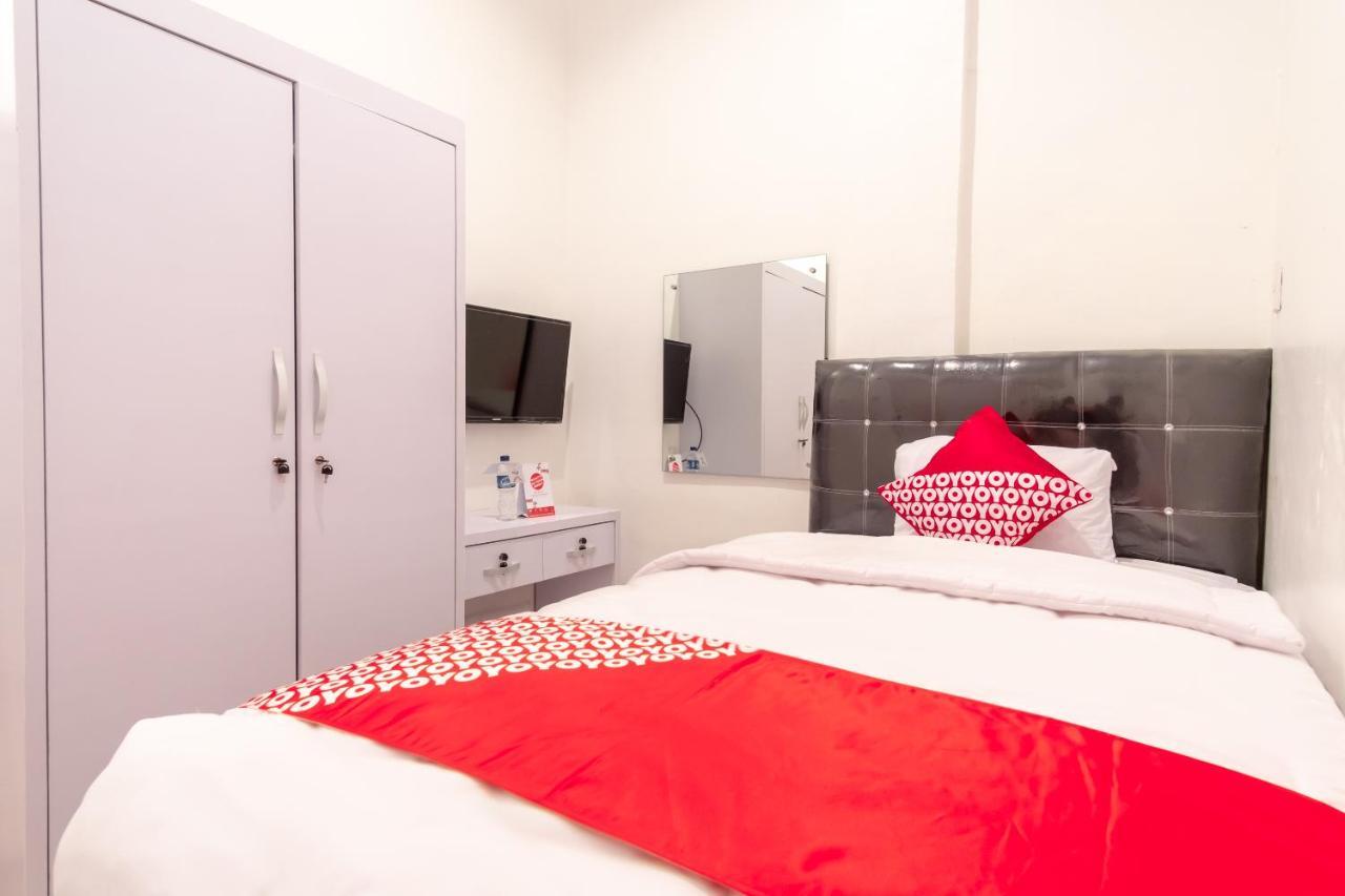 Oyo 1557 Bungas Guest House Medan Bagian luar foto