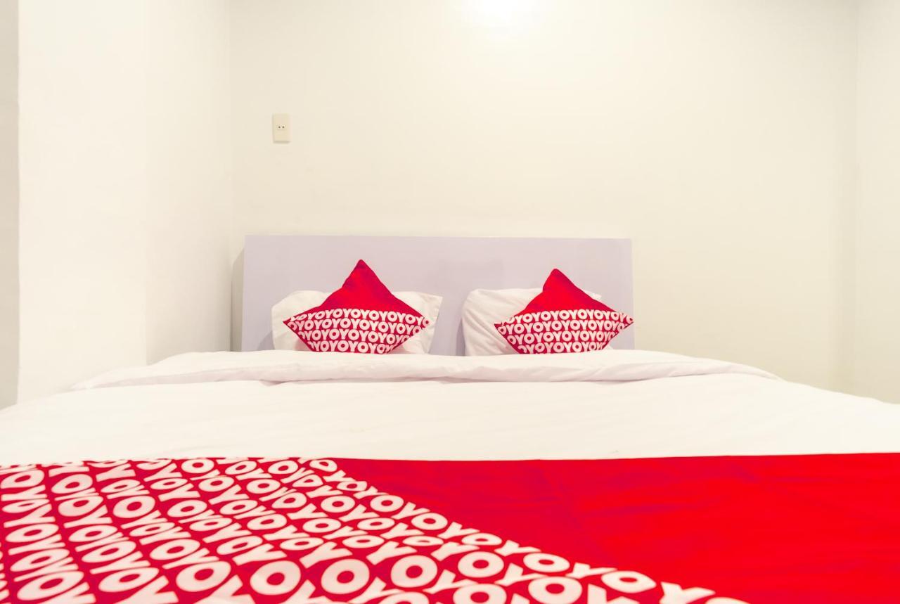 Oyo 1557 Bungas Guest House Medan Bagian luar foto