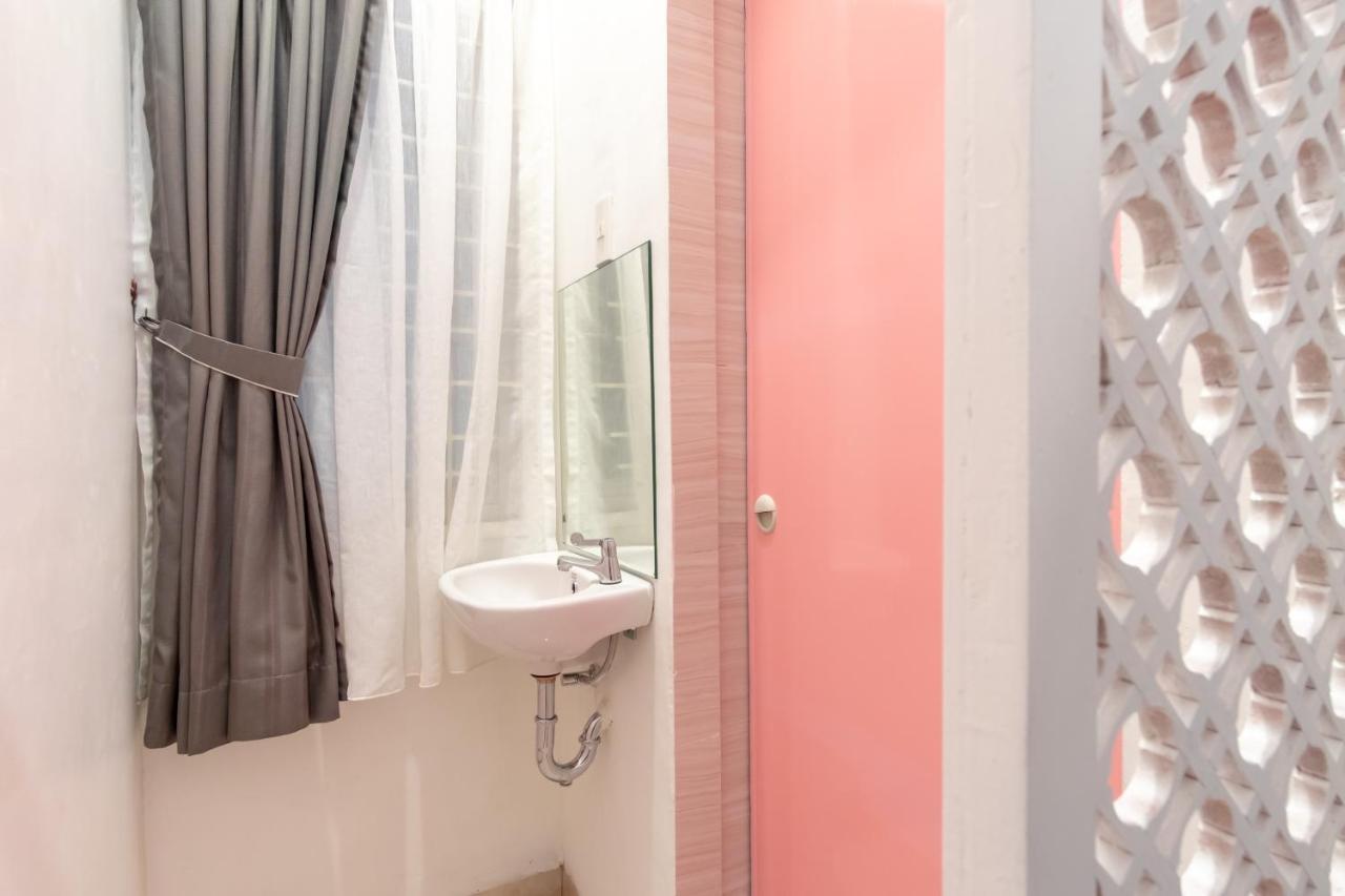 Oyo 1557 Bungas Guest House Medan Bagian luar foto