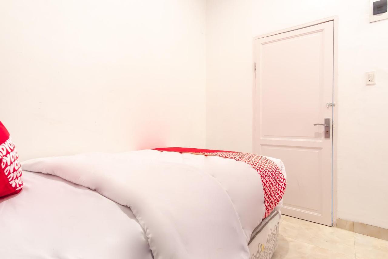 Oyo 1557 Bungas Guest House Medan Bagian luar foto