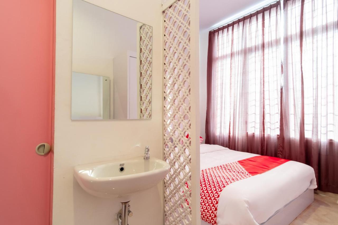 Oyo 1557 Bungas Guest House Medan Bagian luar foto