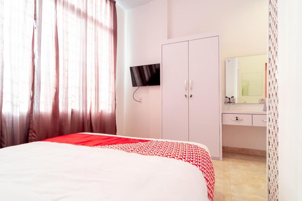 Oyo 1557 Bungas Guest House Medan Bagian luar foto